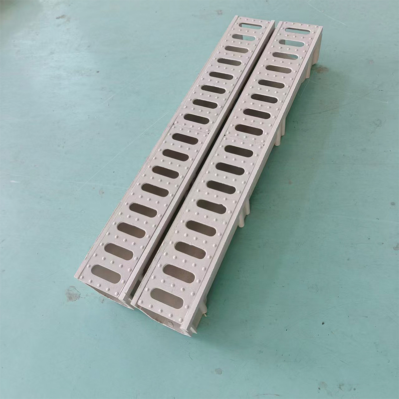 Anong mga code o pamantayan ng gusali ang namamahala sa pag-install ng mga channel ng drainage ng resin?