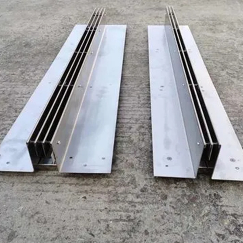 Ang mga linear drainage channel ay ginagamit para sa mga bangketa