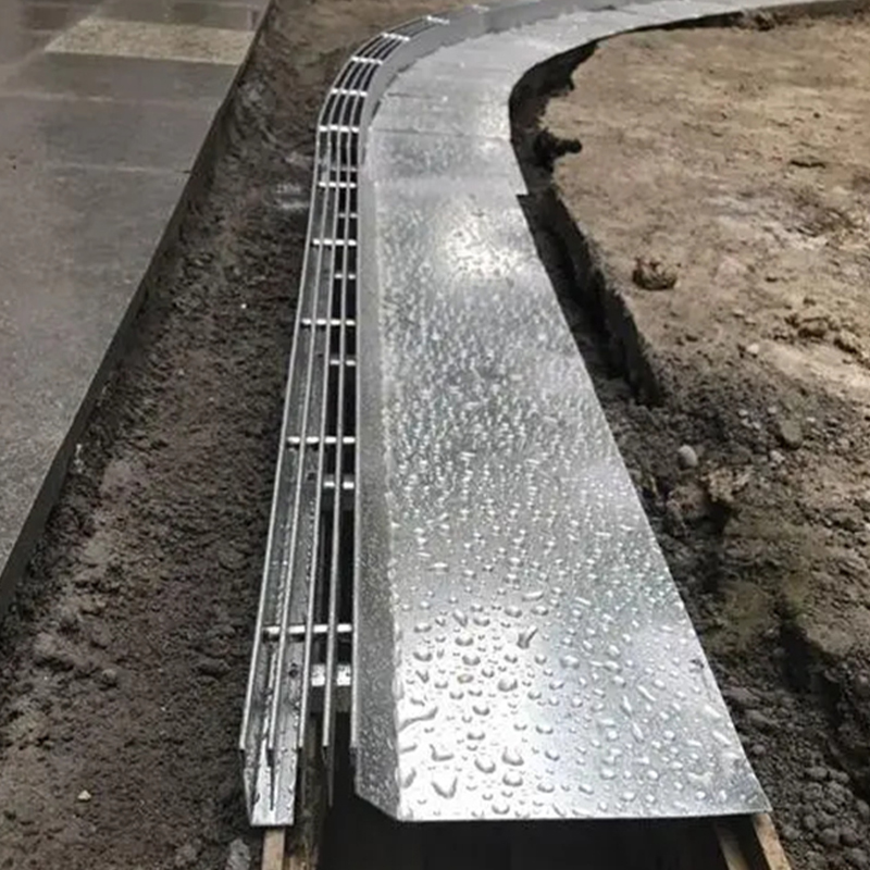 Paano maihahambing ang isang makitid na lapad na Linear drainage channel sa isang malawak na lapad na Linear drainage channel para sa mga lugar ng pedestrian?
